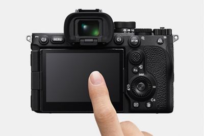 Bild des LC-Displays der Kamera und eines Fingers, der es berührt