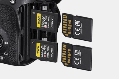 Hình ảnh máy ảnh với thẻ CFexpress và thẻ SD