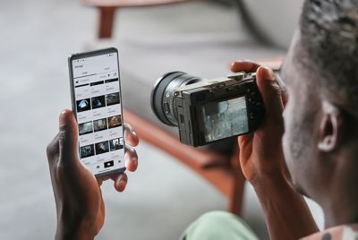 Imagen de un hombre transfiriendo fotos de la cámara a un smartphone