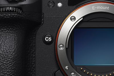 Imagen de producto de la parte frontal de la cámara que muestra el botón personalizado