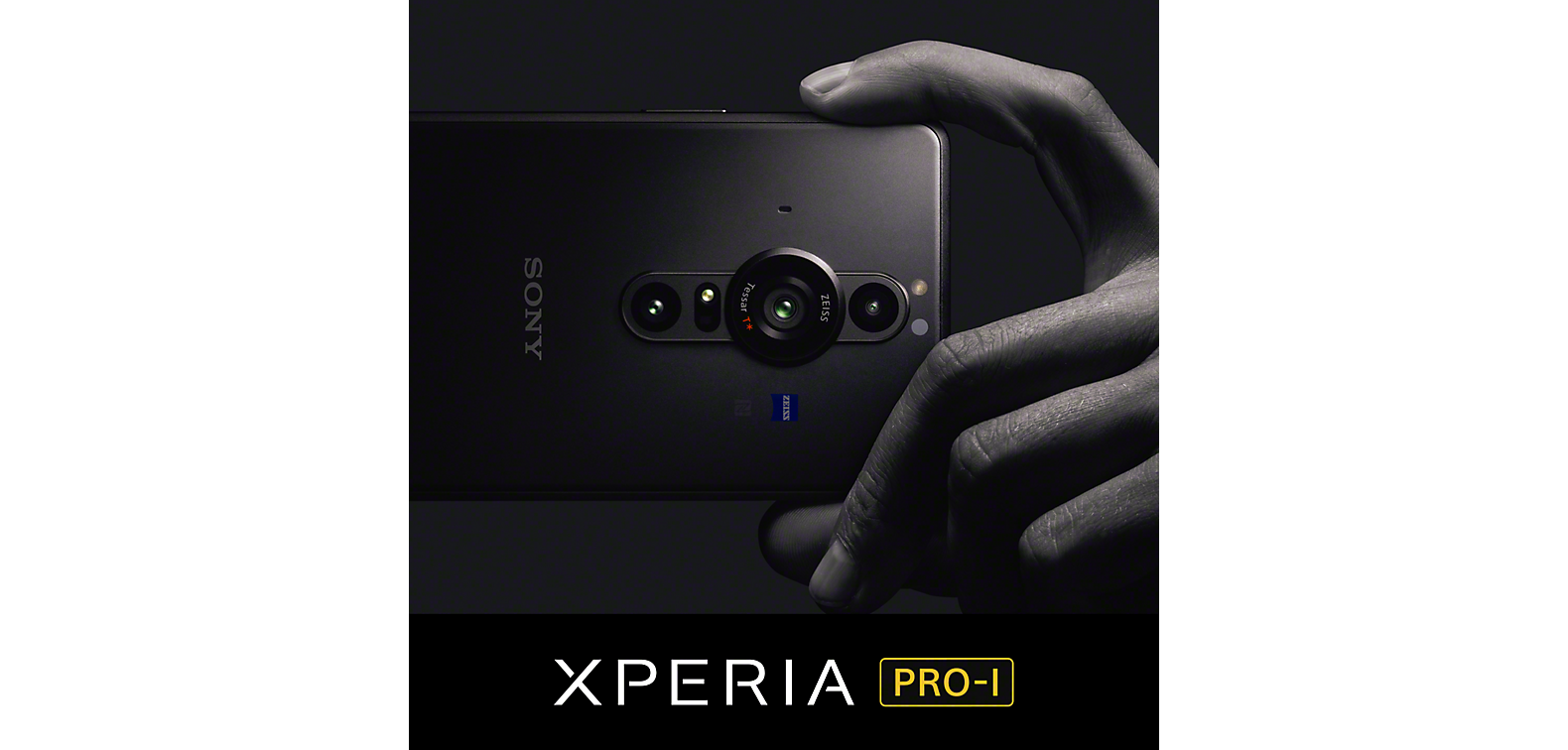 En hånd, der holder en sort Xperia PRO-I-smartphone over Xperia PRO-I-logoet.