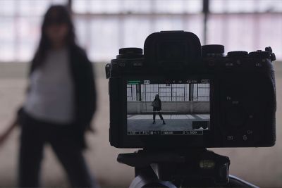 Imagen de ejemplo de la cámara montada en un tripié, grabando a una mujer