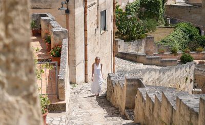 Imagen de ejemplo de una mujer subiendo una escalera en un entorno urbano