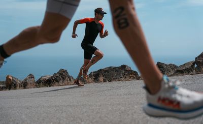 Imagen de ejemplo de dos triatletas corriendo