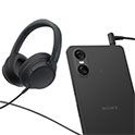 Un combiné Xperia 10 VI avec une paire d’écouteurs filaires branchés.
