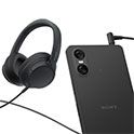 Un teléfono Xperia 10 VI con un par de auriculares con cable conectados.