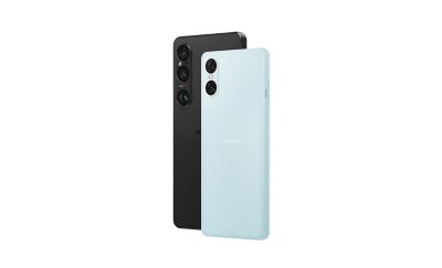 Vista trasera de dos teléfonos Xperia 10 VI en azul y uno más grande en negro.