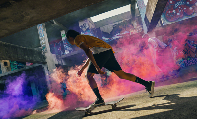 一個人踩著滑板