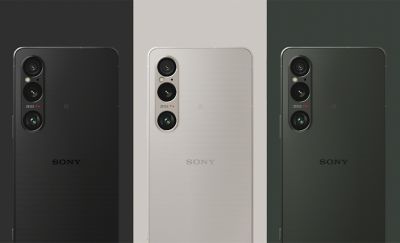 Three Xperia 1 V1 phones in Black, Platinum Silver and Khaki Green.