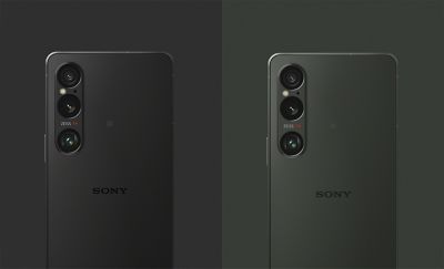 Два телефона Xperia 1 V1 в черном и зеленом цветах хаки.