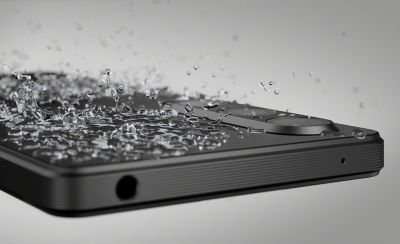 Xperia 1 VI с каплями воды на корпусе.