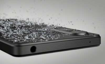 Xperia 1 VI с каплями воды на корпусе.