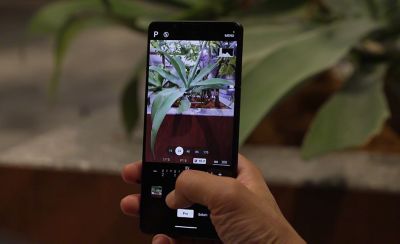 拍照的 Xperia 1 VI。