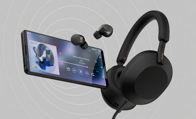 Un Xperia 1 VI con auriculares inalámbricos y con cable emparejados.