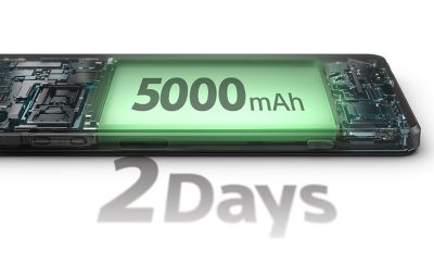Un primer plano de la batería de 5000 mAh junto con el texto 2 días.