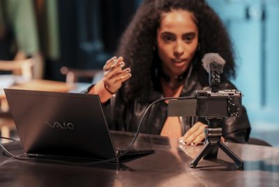 Imagen de una mujer transmitiendo en vivo con la cámara
