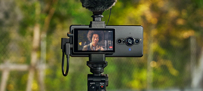 Film yourself in exceptional quality with the Vlog Monitor for Xperia PRO-I 