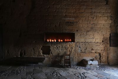 Imagen de ejemplo de una habitación con luz solar entrando por la derecha