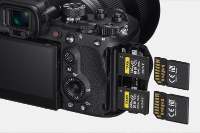 Imagen del producto de la cámara con las tarjetas CFexpress y SD