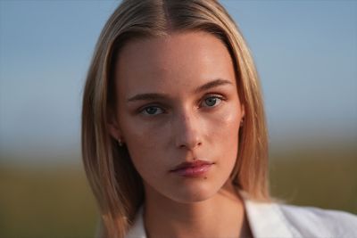 Imagen de ejemplo que muestra un retrato de primer plano del rostro de una mujer mirando a la cámara