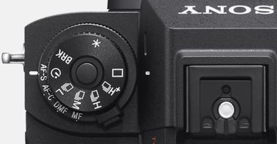 Imagen del producto en la que se destacan los diales de modo de captura y modo de enfoque en la parte superior de la cámara