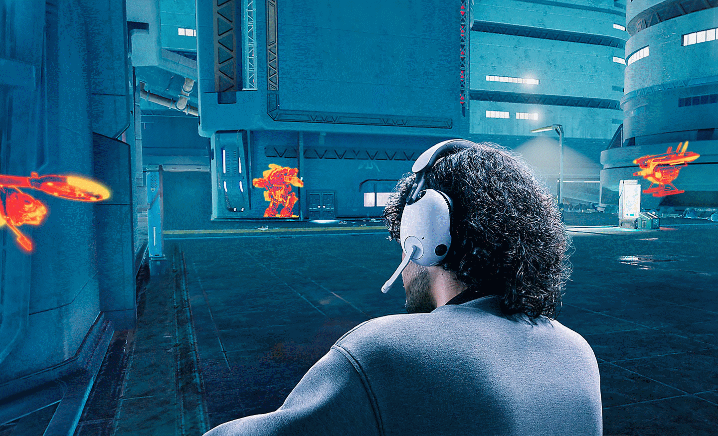 Bild med en skärmbild från VALORANT-spelet och en man med INZONE H9-spelheadsetet på sig