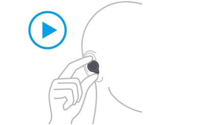 Imagen de alguien poniéndose un auricular en la oreja