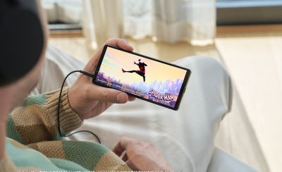 Osoba používajúca smartfón Xperia 5 V na sledovanie filmu
