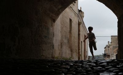 Imagen de ejemplo de un niño corriendo en un túnel con sombra