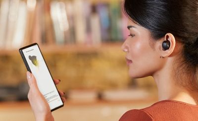 Пара черных наушников WF-1000XM4, вид спереди