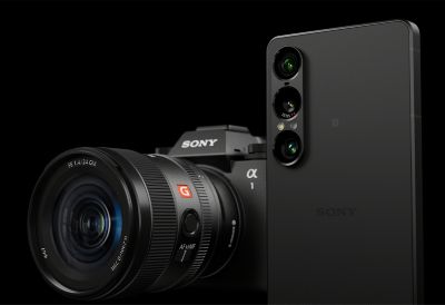 telefonen vist ved siden af ​​et Alpha-kamera