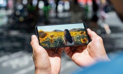 teléfono sujetado por una persona que está viendo contenido en la pantalla