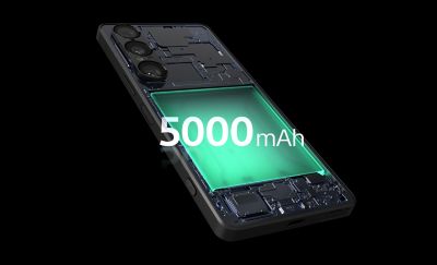 le dos du téléphone, sans son étui, montre l'emplacement de la batterie avec un texte en gros caractères indiquant « 5 000 mAh »