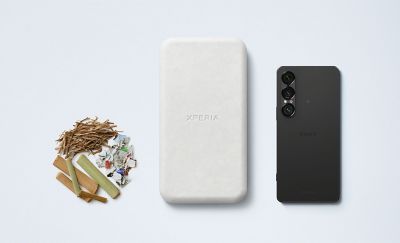 Selección de materiales reutilizables sin procesar junto al embalaje de Sony y la carcasa exterior de un smartphone.