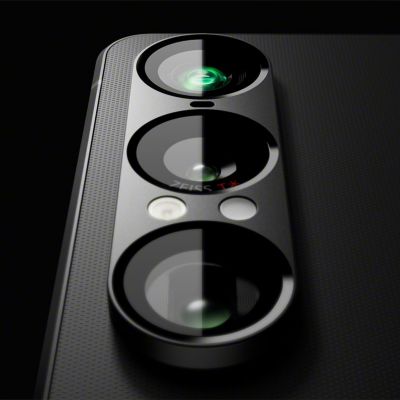 ảnh cận cảnh mặt sau chiếc điện thoại cho thấy ba ống kính