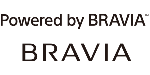 Логотип «Powered by Bravia» написан черным цветом, а ниже на белом фоне находится логотип BRAVIA.