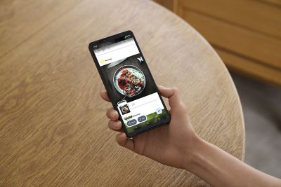 Вид спереди смартфона Xperia 10 VII.
