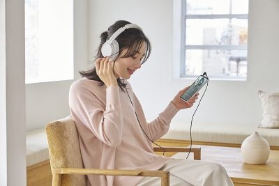 Смартфон Xperia 10 VII подключен к наушникам Sony через аудиоразъем 3,5 мм.