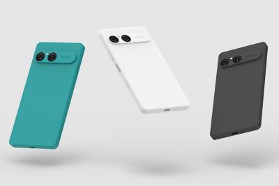 Три смартфона Xperia 10 VII, разложенные на белой поверхности.