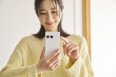 Женщина управляет смартфоном Xperia 10 VII одной рукой.