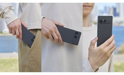 Человек достает из кармана смартфон Xperia 10 VII.