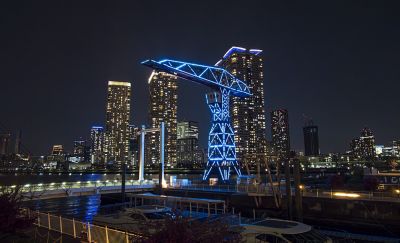 Фотография, иллюстрирующая возможности широкоугольного объектива 24 мм в ночное время.