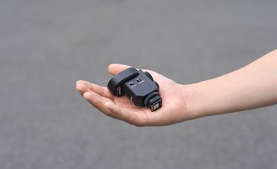 Imagen de uso en la que se muestra el micrófono en la mano de un usuario