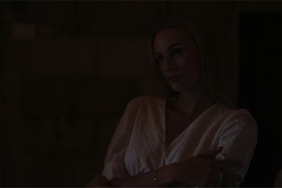 Imagen de ejemplo del retrato de una mujer en una habitación oscura