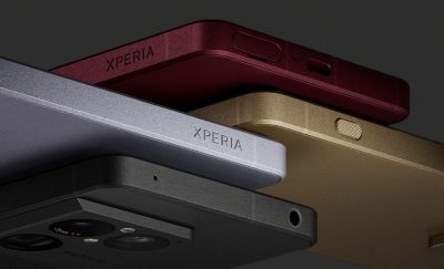 Czerwony, złoty, srebrny i czarny telefon ułożone poziomo jeden na drugim