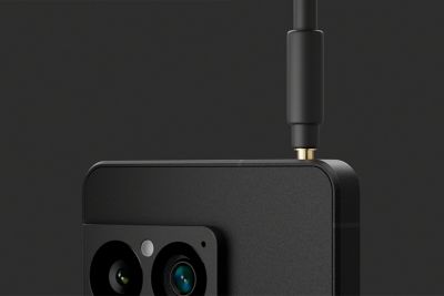 Przewód audio w gnieździe wejściowym czarnego telefonu