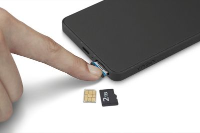 Palec wskazujący na kartę microSD i port w telefonie