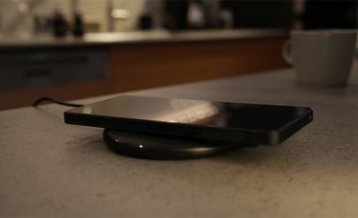 Czarny telefon na bezprzewodowej podstawce ładującej