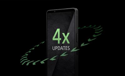 Telefon z napisem „4X UPDATES” na ekranie otoczony niebieskimi strzałkami w okręgu