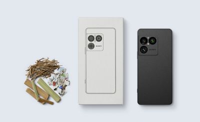 一支黑色手機放在白色手機包裝盒和配件旁邊